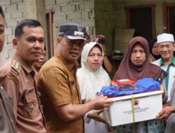 Wabup Sijunjung Serahkan Bantuan untuk Korban Tanah Bergerak di Sibisir