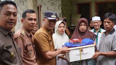 Wabup Sijunjung Serahkan Bantuan untuk Korban Tanah Bergerak di Sibisir