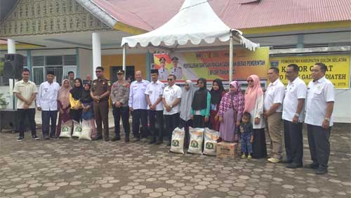 Wabup Solsel Serahkan Bantuan Pangan di KPGD dan Pauh Duo