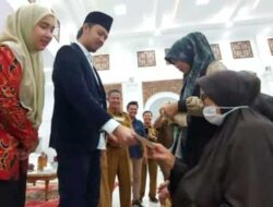 Walikota Bukittinggi Serahkan Bansos dari Kemensos Tahap II untuk 3.878 PKH