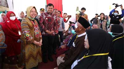 Mensos Tri Rismaharini kunjungi para lansia yang mengikuti operasi katarak