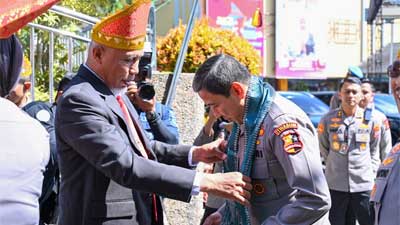 Gubernur Sumatera Barat, Mahyeldi Ansharullah sambut kedatangan Inspektur Pengawasan Umum Polri Komjen Pol Ahmad Dofiri