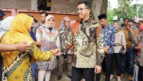 Bupati Solsel, Khairunas saat penyerahan bantuan di Kantor Camat Sungai Pagu