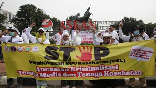 Tenaga Kesehatan Gelar Demo Tolak RUU Kesehatan, Komisi IX: RUU Kesehatan Belum Final 1 Ribuan tenaga kesehatan dari berbagai kelompok dan daerah unjuk rasa di kawasan Patung Kuda Arjuna Wiwaha