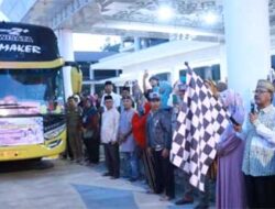 Bupati Agus Istiqlal Lepas Keberangkatan Jemaah Calon Haji Pesisir Barat
