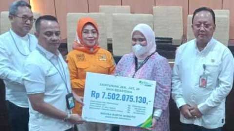 Penyerahan santunan jaminan sosial ketenagakerjaan. (f/dpd)