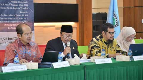 Bupati Agam Jadi Penguji Eksternal Ujian Doktor Anggota DPRD Yopi Eka Anroni 1 Bupati Agam Jadi Penguji Eksternal Ujian Doktor Anggota DPRD Yopi Eka Anroni