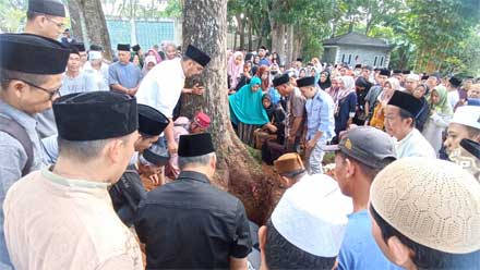 Pj Bupati Apriyadi Antar Mendiang Wakil Ketua Baznas Muba ke Pemakaman