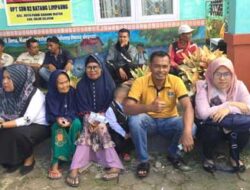 Bupati Solsel Serahkan Bantuan Pangan di Koto Parik Gadang Diateh