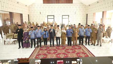 Wabup Solsel Salurkan Bantuan Pangan di Sangir Balai Janggo