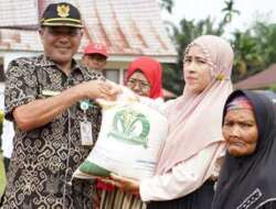 Wabup Solsel Serahkan Bantuan Pangan di Sangir Jujuan