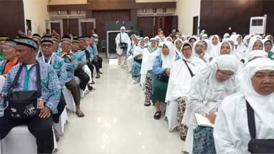 Jemaah Calon Haji Kloter 5 Embarkasi Padang Berangkat ke Jeddah