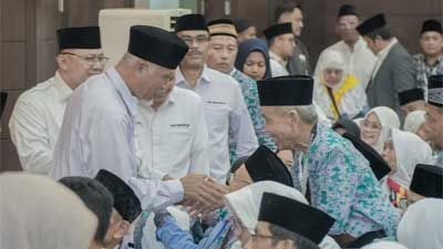 Gubernur Sumbar Lepas 393 Jemaah Calon Haji Kloter 1 Embarkasi Padang