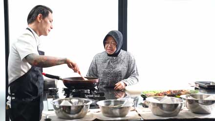 Chef Juna Bersama Menteri Sosial, Tri Rismaharini
