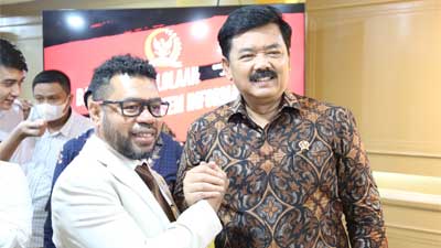 Filep Wamafma bersama Hadi Tjahjanto