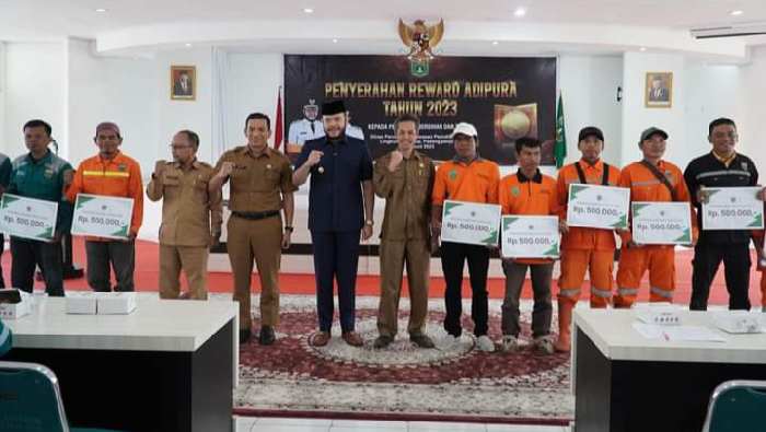 233 Petugas Kebersihan Padang Panjang Terima Bonus Piala Adipura