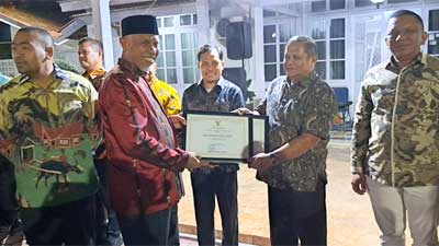 Gubernur Mahyeldi serahkan Sertifikat Warisan Budaya Takbenda (WBTb) Indonesia untuk Ikan Larangan Lubuak Landua dan Sulaman Benang Emas Air Bangis, Kabupaten Pasaman Barat