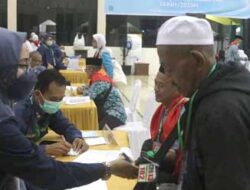 Sekda Adlisman Sambut Jemaah Calon Haji Dharmasraya di Asrama Haji Embarkasi Padang