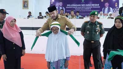 Wali Kota H. Fadly Amran, Bba Datuak Paduko Malano Melepas 118 Jemaah Calon Haji (Jch) Asal Kota Padang Panjang