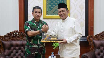 Laksamana Pertama (Laksma) TNI Kemas M. Ikhwan Madani bersama Gubernur Kepulauan Riau, H. Ansar Ahmad