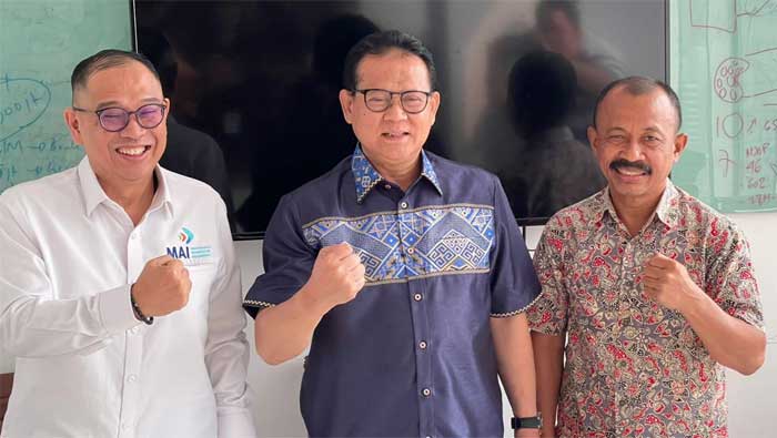 Ketua Umum MAI, Prof. Rokhmin Dahuri (tengah) bersama Sekjen MAI, Denny D Indrajaya dan Sekjen GNTI M. Amma Bonapon