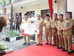 Dari Jajaran Kemendagri dan BNPP, Mendagri Serahkan Ratusan Hewan Kurban kepada Panitia