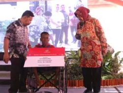 Bertemu Disabilitas di Perjalanan, Mensos Risma Spontan Berikan Bantuan ATENSI