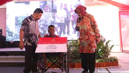 Mensos memberikan sejumlah bantuan kepada Saturnus Bria, seorang loper koran yang juga penyandang disabilitas