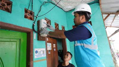 Petugas PLN melakukan penggantian kWh meter ke smart meter