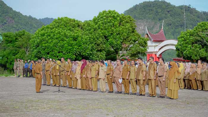 Mulyadi Marcos Pembina Apel Pagi ASN Pemkab Solok