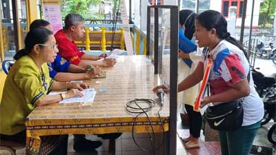 Cuma di Ambon, Masyarakat Bisa Nyanyi sambil Nikmati Pelayanan Dukcapil