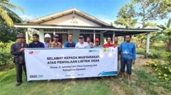 Foto bersama sesaat setelah penyalaan listrik warga Dusun Parit Syukur dan Dusun IV Sawang Pulau Kundur