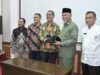 Gubernur Sumatera Barat, Mahyeldi Ansharullah tandatangani MoU dengan Direktur Utama PT. Pos Logistik Indonesia, Ardian Cholid