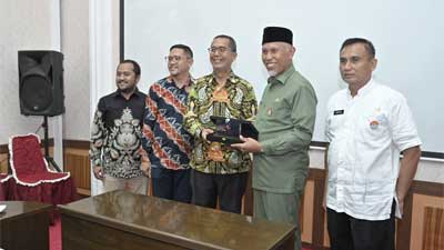 Gubernur Sumatera Barat, Mahyeldi Ansharullah tandatangani MoU dengan Direktur Utama PT. Pos Logistik Indonesia, Ardian Cholid