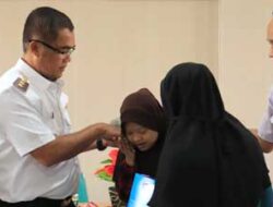 Pj Wako Payakumbuh Serahkan Bantuan untuk Warga Terlantar