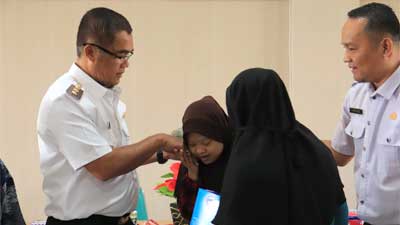 Pj Wako Payakumbuh Serahkan Bantuan untuk Warga Terlantar