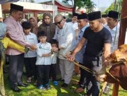 Idul Adha, Setjen DPD RI Potong dan Bagikan Daging Kurban ke Pegawai dan Warga