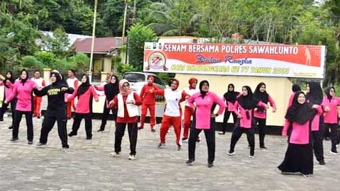 Senam Bersama Warnai Peringatan HUT Bhayangkara ke-77 di Sawahlunto