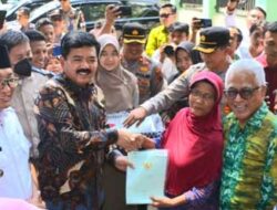 Menteri Atr/Bpn Serahkan Sertifikat Tanah Program Ptsl Di Tarantang, Padang