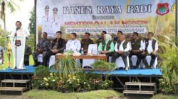 Mendagri Muhammad Tito Karnavian beri sambutan pada acara Panen Raya Padi di Desa Mantawa