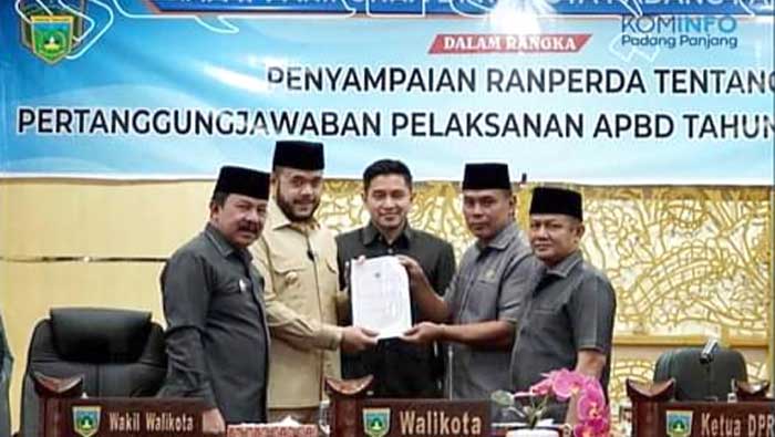 Wako Padang Panjang, Fadly Amran Sampaikan Ranperda Pertanggungjawaban APBD 2022