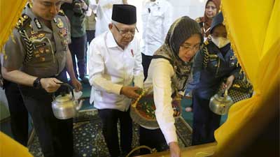 Wakil Presiden Republik Indonesia, K.H Ma'ruf Amin saat ziarah ke makam Raja Ali Haji di Pulau Penyengat, Tanjungpinang