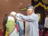 Wawako memasangkan kacu dan kokarde secara simbolis kepada JCH