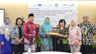 Ketua LKKS Kepri Berharap Penanganan Perempuan Korban Kekerasan Bisa Terpadu 1 Workshop Kebijakan Peraturan Gubernur (Pergub) Kepulauan Riau Nomor 55 Tahun 2022 tentang Sistem Penanganan Terpadu Perempuan Korban Kekerasan dan Tindak Pidana (SPT-PKKTP)