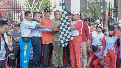 Gubernur Sumatera Barat, Mahyeldi Ansharullah mengikuti kegiatan jalan santai yang digagas oleh jajaran Kepolisian Daerah Sumatera Barat (Polda Sumbar)