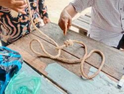 Personel Polsek Tanjung Gadang mendatangi rumah warga yang menjadi lokasi gantung diri di Jorong Padang Laweh, Nagari Pulasan, Kecamatan Tanjung Gadang, Sijunjung