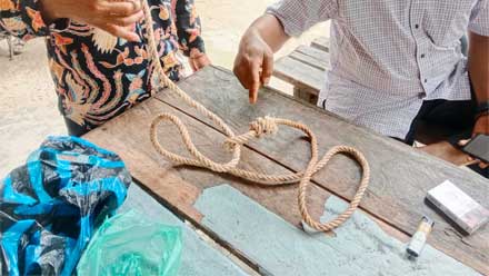 Personel Polsek Tanjung Gadang mendatangi rumah warga yang menjadi lokasi gantung diri di Jorong Padang Laweh, Nagari Pulasan, Kecamatan Tanjung Gadang, Sijunjung