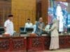 Juru bicara fraksi Partai Gerindra, Mesra, serahkan pandangan fraksinya kepada Ketua DPRD Sumbar, Supardi