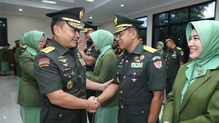 Kasad Jenderal TNI Dudung Abdurachman ucapkan selamat kepada 18 Perwira Tinggi (Pati) TNI AD yang mendapat kenaikan pangkat