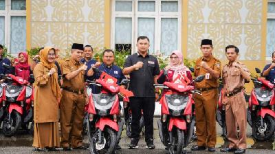 Bupati Dharmasraya Serahkan Kendaraan Dinas Roda Dua untuk TKSK dan Tenaga Pendamping PKH 1 kendaraan dinas